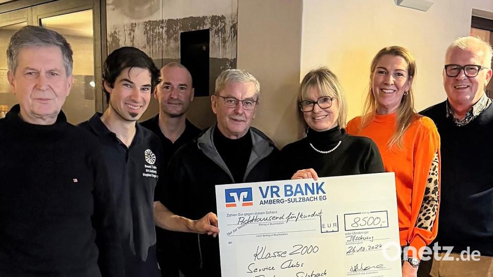 Hocherfreut nahm Silke Kuhr, Regionalkoordinatorin von &quot;Klasse 2000&quot; für Bayern Nord (Dritte von rechts), den Spendenscheck entgegen. Mit auf dem Bild sind Vertreter des Lions-Clubs Amberg, Round Table 69 Amberg, des Rotary Clubs Auerbach, von Soroptimist International Club Amberg-Sulzbach und des Rotary Clubs Amberg. Bild: Heinz Schlosser