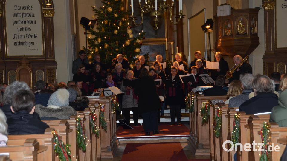 Der Chor &quot;Sing mit&quot; aus der evangelischen Kirchengemeinde Vohenstrauß eröffnete mit dem Motto der Jahreslosung 2024 &quot;Alles in Liebe&quot;. Bild: dob