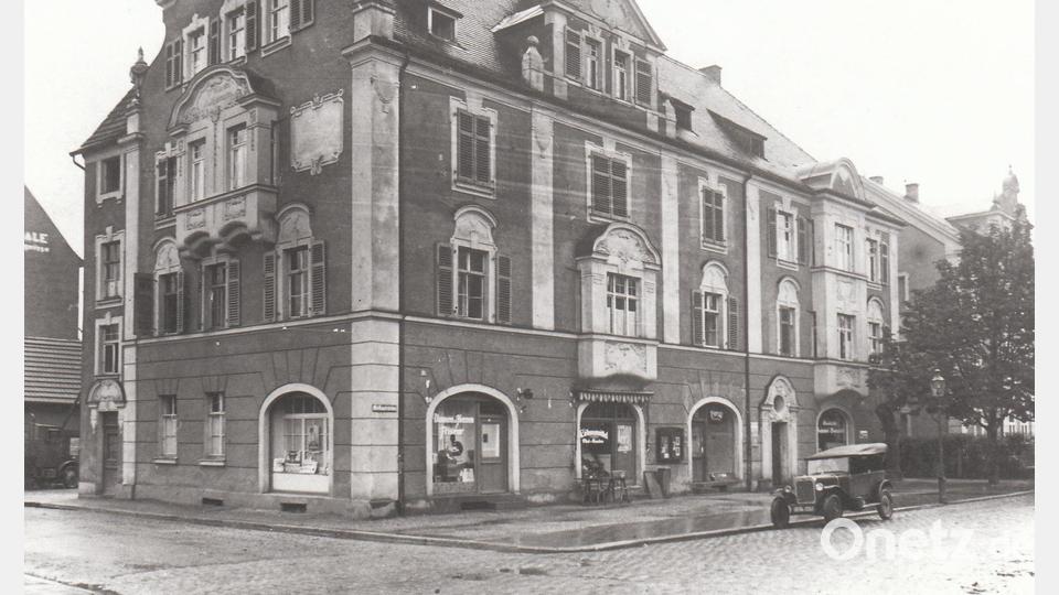 Eine Aufnahme der Kupfer-Villa in der Bahnhofstraße – sie befindet sich auf dem Bild auf der rechten Seite, leicht hinter einem Baum versteckt. Bild: Stadtarchiv Weiden