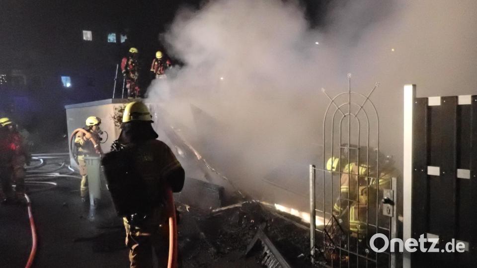 Die Feuerwehren konnten verhindern, dass das Feuer auf angrenzende Gärten oder Garagen übergreift. Bild: Berufsfeuerwehr Regensburg