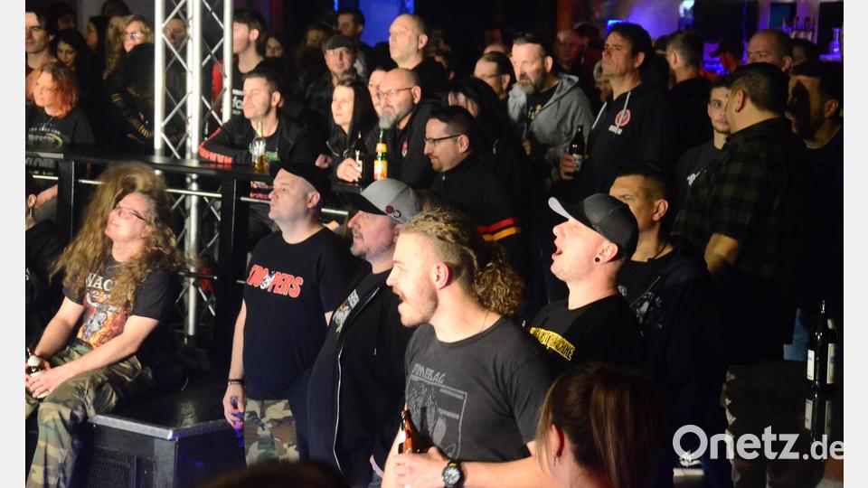 Hunderte Metal-Fans aus weiten Teilen der Oberpfalz fanden den Weg nach Weiden zum Weihnachtsspektakel &quot;Clones of Rock&quot;. Bild: Kunz