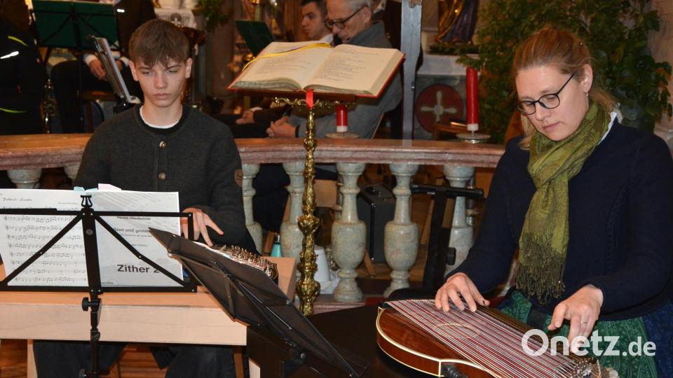 Mit dabei das Zitherduo Regina Frank und Paul Gleißner. Bild: jr