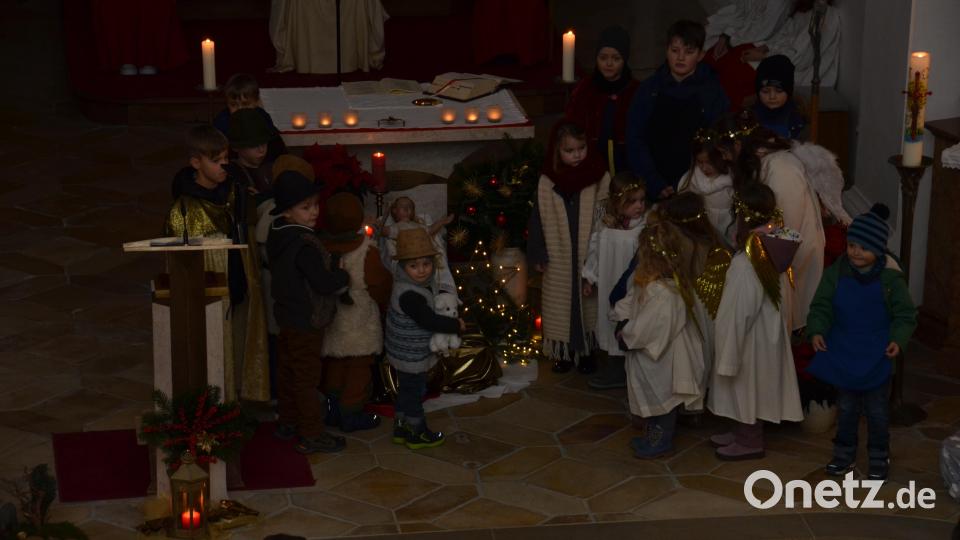 Nur die Kerzen erhellten den Kirchenraum. Hirten, Engel und Maria und Josef versammeln sich um das Kind in der Krippe. Bild: dob