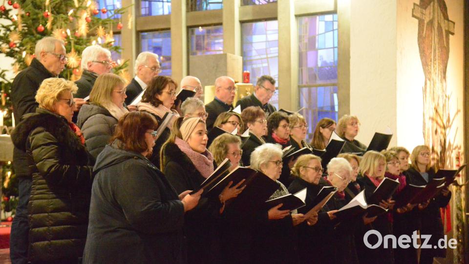 Der Kirchenchor beschrieb mit einem seiner Lieder &quot;Die wunderschöne Zeit&quot;. Bild: bey