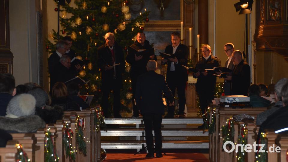 &quot;Von guten Mächten&quot; sang unter anderem der Männerchor aus Lauter-Bernsbach unter Leitung von Matthias Mehlhorn. Bild: dob