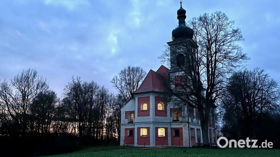 Zur Christmette kommen die Gläubigen am 24. Dezember um 24 Uhr am Sankt Quirin zusammen. Bild: Gabi Schönberger