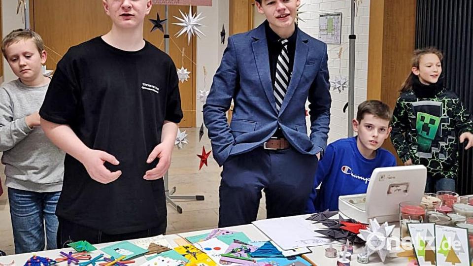Viele Klassen beteiligten sich am Weihnachtsbasar vor dem Weihnachtskonzert des Gymnasiums Neustadt/WN. Bild: R. Kreuzer