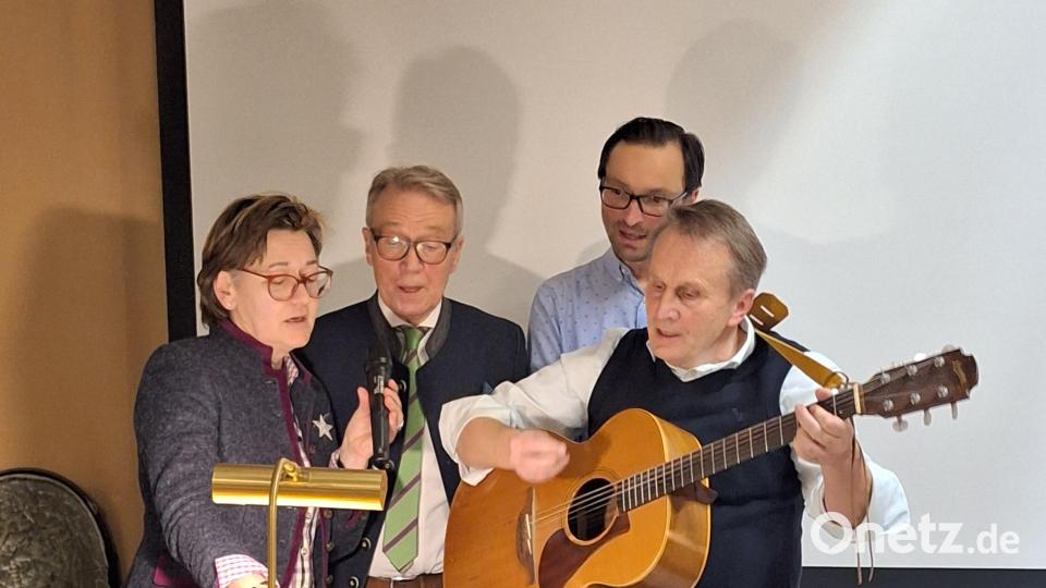 Musikalisches Quartett: Bürgermeister Reinhold Wildenauer, seine Lebensgefährtin Juliane Feneis, Manuel Häffner und Diakon Karl Rühl unterhalten die Gäste musikalisch. Bild: Elisabeth Hirn