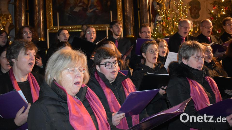 Mitgliedern des Kirchenchors Thanstein (mit rosa Schal) sangen mit. Bild: rgr