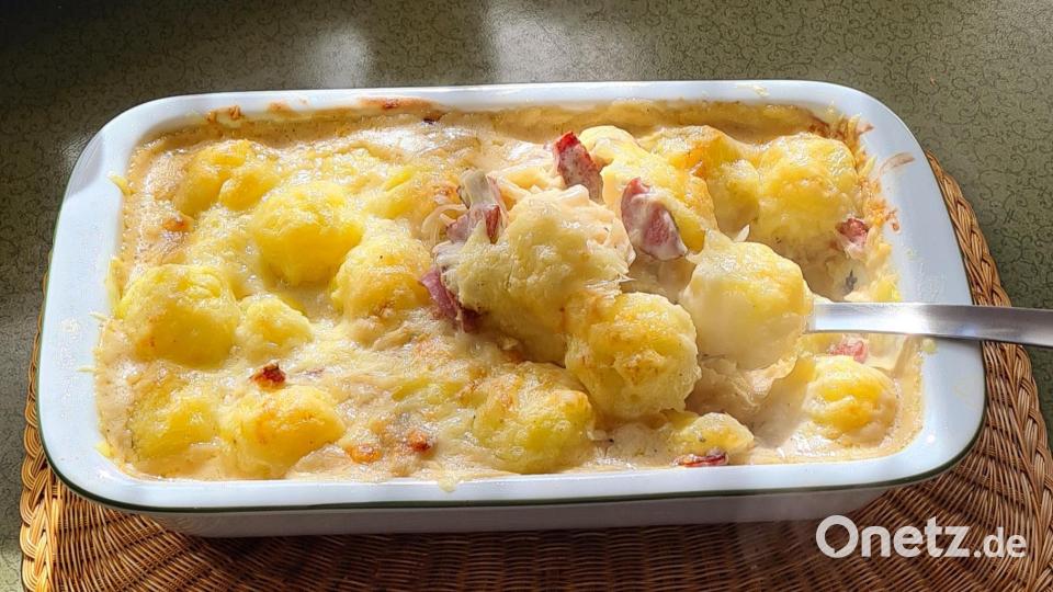 Ein herzhaftes Wintergericht: Knödel-Sauerkraut-Auflauf. Bild: Birgit Nirschl/exb