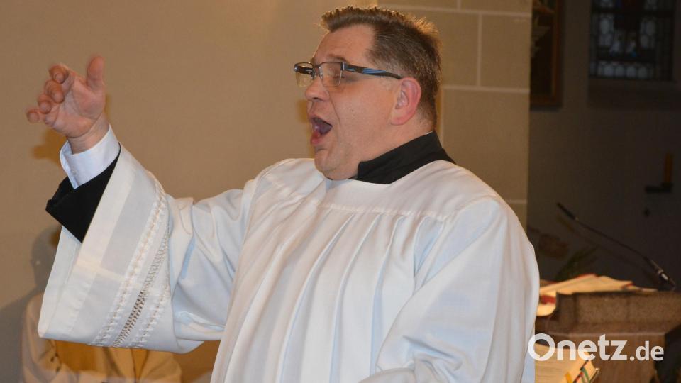 Chorleiter Matthias Schraml dirigierte mit viel Leidenschaft und setzte zudem mit seiner Stimme musikalische Akzente. Bild: jr
