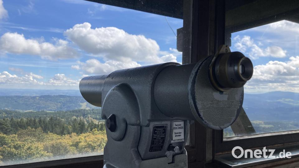 142 Stufen führen auf den Böhmerwaldturm zu einer rundum verglasten Aussichtskanzel, welche mit zwei Fernrohren ausgestattet ist. Bild: Stefanie Swann