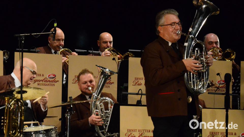 Ernst Hutter (Zweiter von rechts) und sein Nachfolger Alexander Wurz am Tenorhorn (Dritter von links). Bild: Kunz