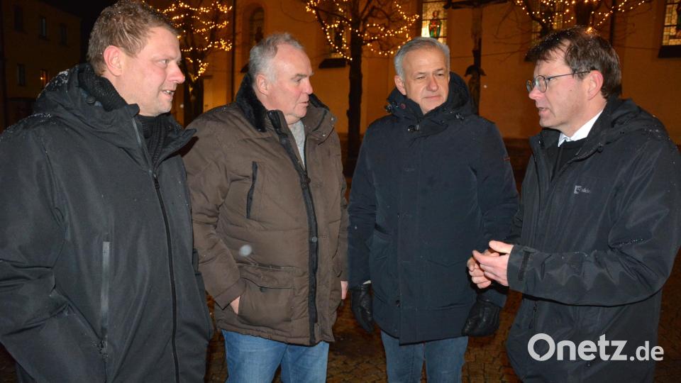 Bürgermeister Stefan Grillmeier, Alois Hümmer, Landrat Roland Grillmeier und Pfarrer Andreas Kraft (von links) im Gespräch. Bild: jr