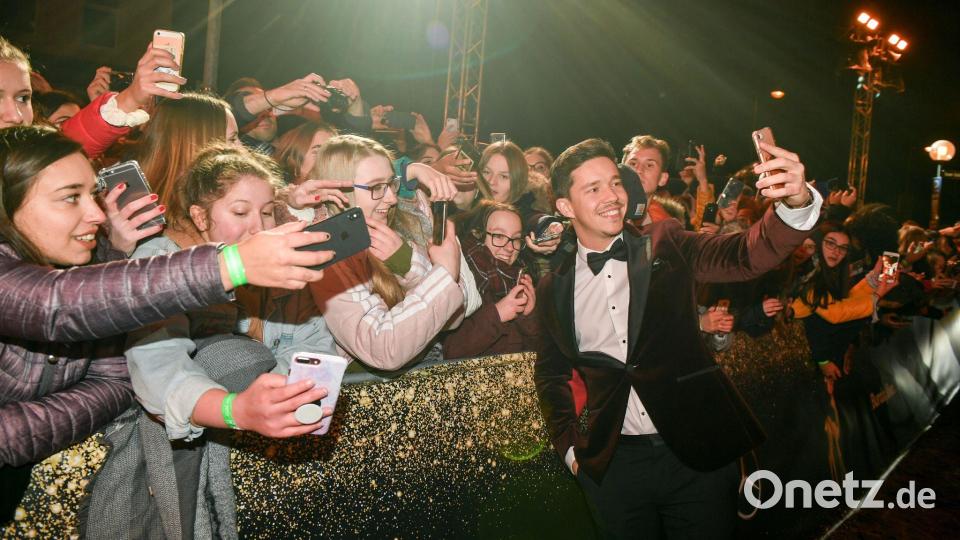 Selfie-Time bei Nico Santos - aber nicht mehr im Flugzeug. (Archivbild) Bild: Jens Kalaene/dpa-Zentralbild/dpa