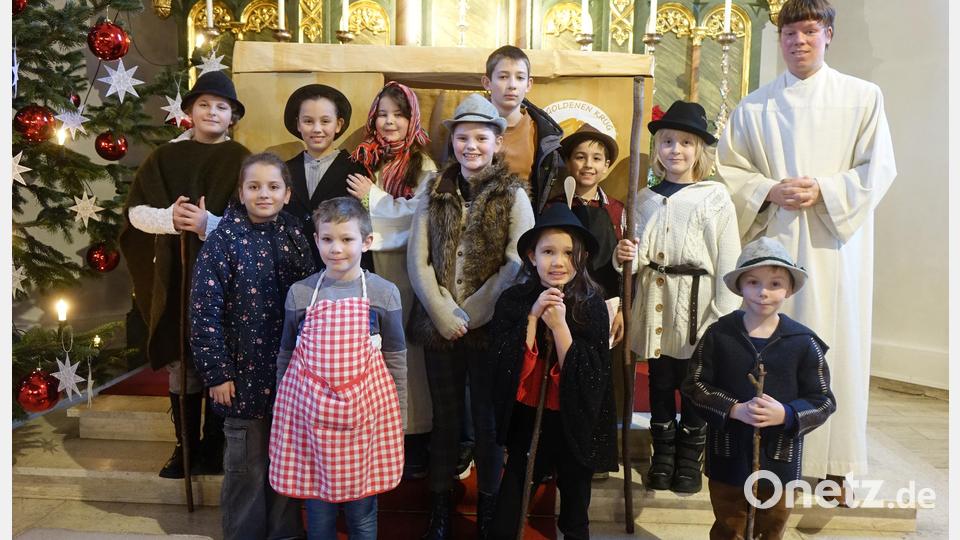Buben und Mädchen erinnerten im Krippenspiel in der Pfarrkirche St. Wenzeslaus an die Geburt Jesu. Bild: mmj