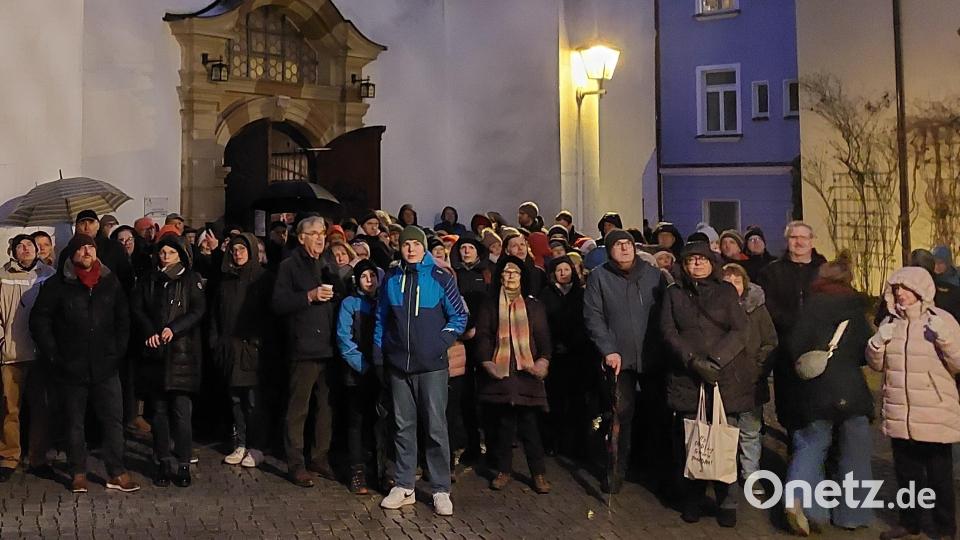 Weiden singt Weihnachtslieder. Ein weiterer Block an Sängerinnen und Sänger stand entlang des Stadtmuseums. Bild: Kunz