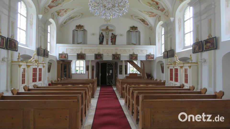 Die Kirche ist normalerweise verschlossen. Durch das Gittertor kann man den gesamten Innenraum überschauen. Bild: ubb