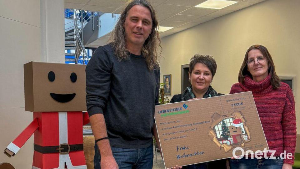 Eine Spende in Höhe von 3000 Euro übergab die Liebensteiner Kartonagenwerk GmbH für die Ambulante Palliativversorgung Oberpfalz Nord. Bild: Liebensteiner Kartonagenwerk GmbH/exb