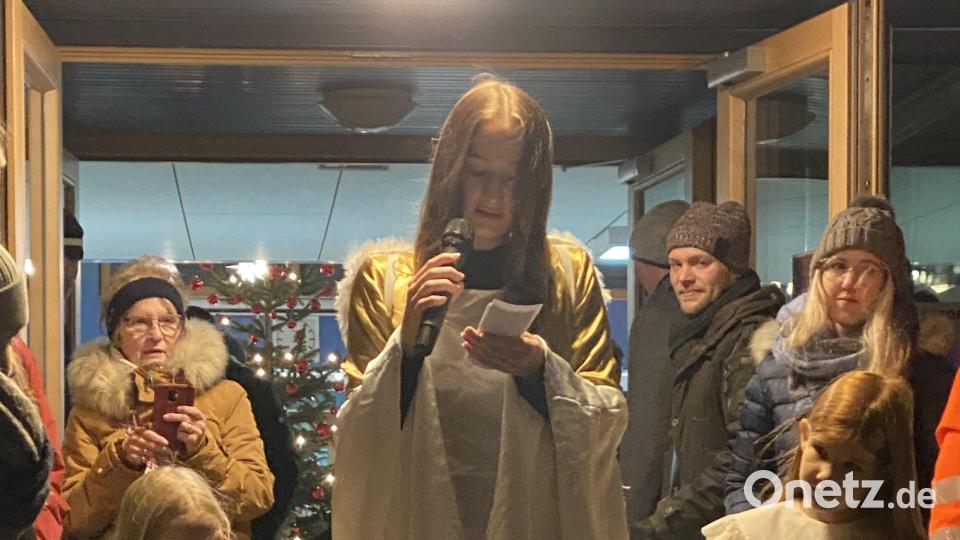 Das Christkind (Leonie Planer) mit seinen Engeln (von links Sara und Anja Braun) besuchte die Kinder. Bild: Josef Glas