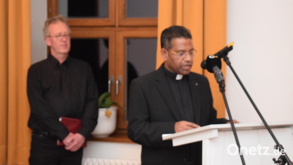 Pater Georg (rechts) und Diakon Jürgen Weich entbieten den Dank und die Grüße der beiden Kirchengemeinden der Stadt Pfreimd Bild: bnr