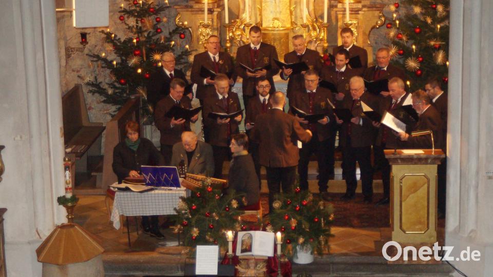 Die Gastgeber vom Männergesangverein &quot;Gemütlichkeit&quot; – hier zusammen mit der Wernberger Stubenmusik – singen unter anderem das Lied „Tochter Zion&quot;. Bild: slh