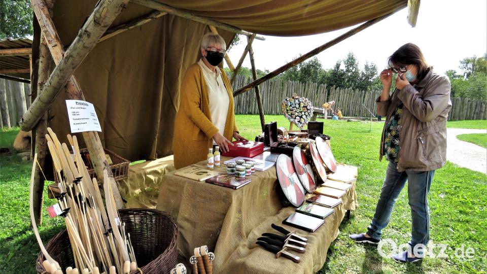 Schwert und Schild für die kleinen Buben: Der Marktstand im Geschichtspark mit mittelalterlichen Waffen und Geräten gehört bereits obligatorisch dazu. Bild: ubb