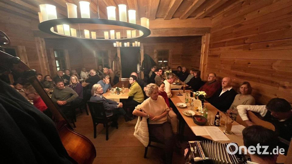 Die Mühlenstube war voll beim Abend mit Dieter Radl und den &quot;Hierhansseiboum&quot; Bild: gri