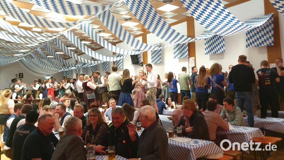 Etwas später als zu früheren Zeiten füllte sich der Kultursaal in diesem Jahr. Nichtsdestotrotz herrschte gute Stimmung beim Starkbierfest in Plößberg. Bild: Feuerwehr Plößberg/Florian Trißl/exb