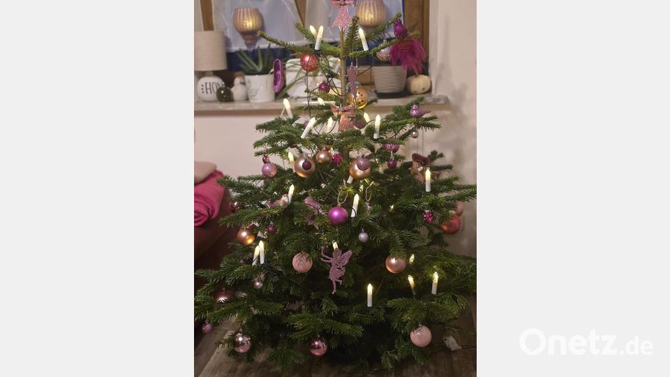 Jennifer Anders aus Altenhammer über ihren Weihnachtsbaum: &quot;Klein aber fein&quot;. Und mit Fee... Bild: Jennifer Anders