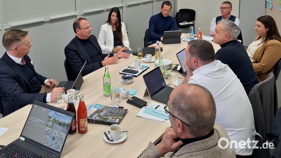Die Verantwortlichen aus dem Landkreis Tirschenreuth in der Diskussion mit BKG-Geschäftsführer Roland Engehausen (Zweiter von links). Bild: Fabian Polster/Landratsamt Tirschenreuth/exb