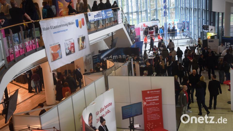 120 Firmen informieren auf drei Ebenen in der Max-Reger-Halle am Samstag über ihre Ausbildungs-Angebote. Bild: fz