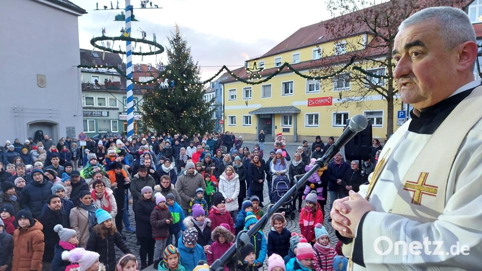 Stadtpfarrer Alfons Kaufmann freute sich über die zahlreichen Teilnehmer an der Kinderchristmette auf dem Oberviechtacher Marktplatz. Bild: lg