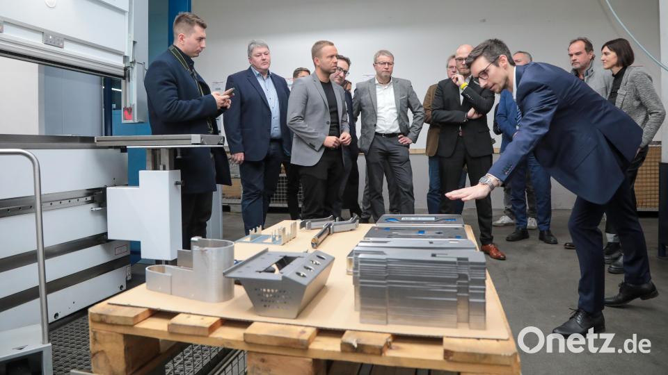 Technischer Leiter Kevin Bauer führte durch die Firmenzentrale im Amberger Industriegebiet Süd. Bild: Wolfgang Steinbacher