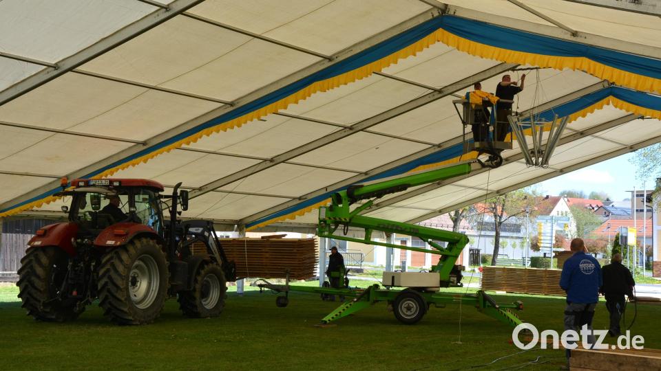 Die Helfer bringen die Girlanden und die Festbeleuchtung im Festzelt an. Bild: jr