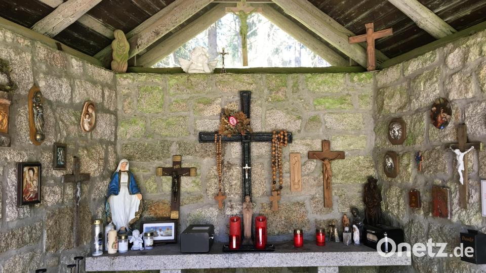 Die Architektur der Dreifaltigkeitskapelle ist von Dreiecken geprägt – von der Grundfläche bis hin zu den Fenstern. Bild: Hohlheimer