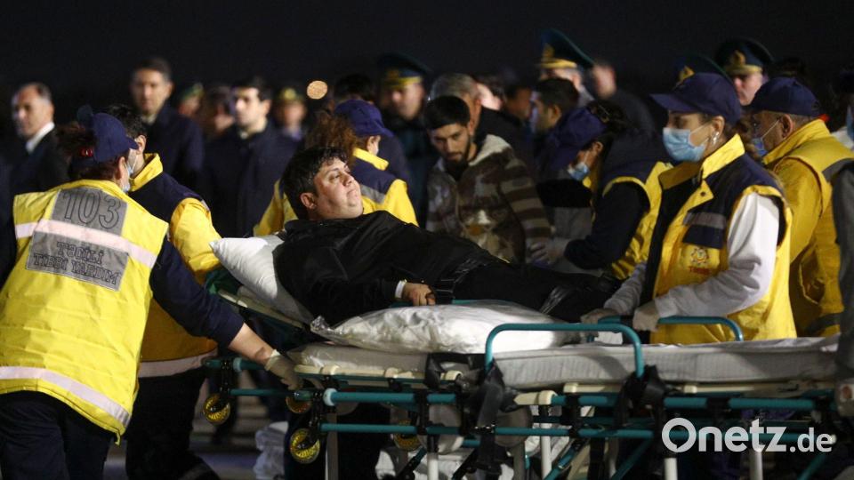 Aserbaidschan freut sich über die Rückkehr jedes Überlebenden des Flugzeugabsturzes in Kasachstan. Bild: Uncredited/AP/dpa