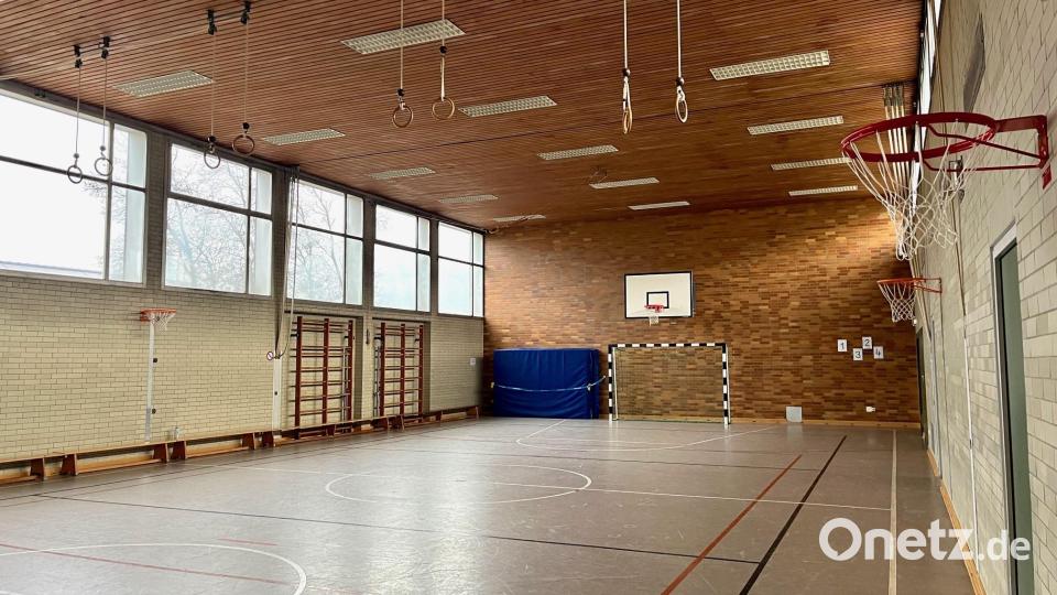 In die Turnhalle der Hans-Sauer-Schule in Rothenstadt tropft nach starkem Regen das Wasser. Rektor Matthias Holl kennt das Problem seit Jahren und hofft auf eine rasche Sanierung. Bild: Gabi Schönberger