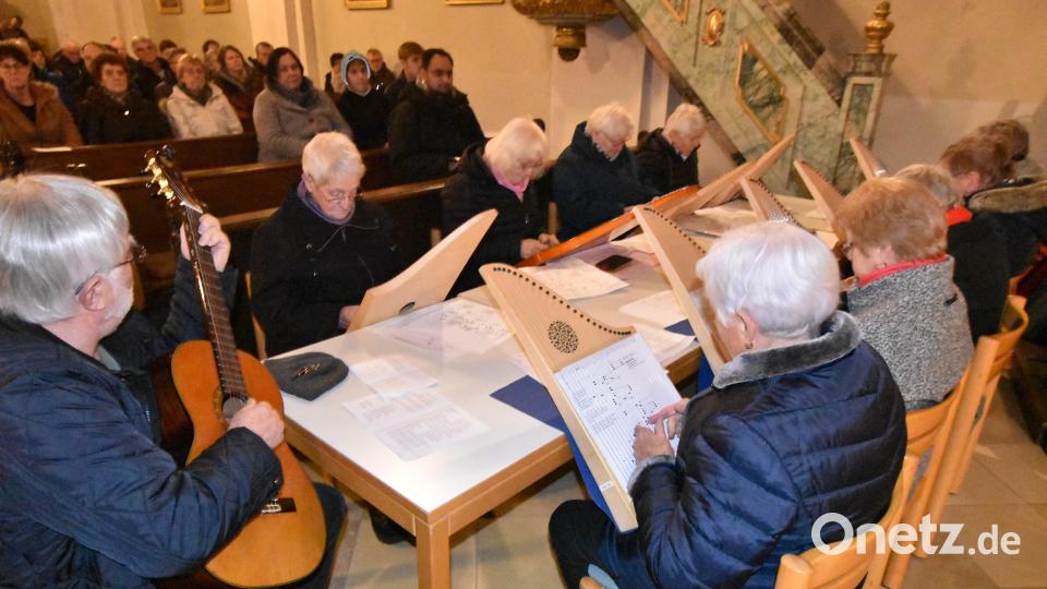 Eher ruhige Klänge kamen von der Veeh-Harfen Gruppe, geleitet von Christel Kredler. Bild: no