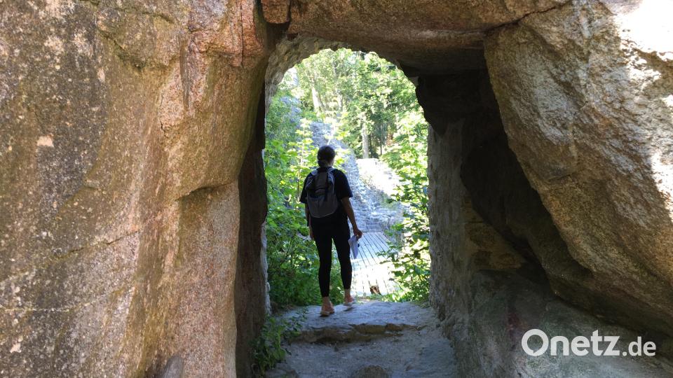 Felsen-Durchgang bei der Burgruine. Bild: Hohlheimer