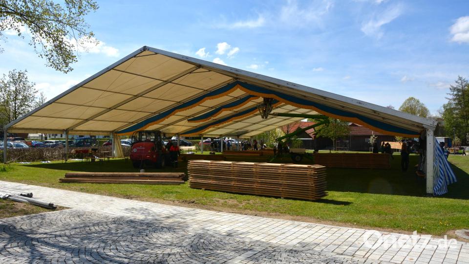 Rund 40 ehrenamtliche Helfer stellten am Samstag das stattliche Festzelt am Festplatz in Bad Neualbenreuth auf. Bild: jr