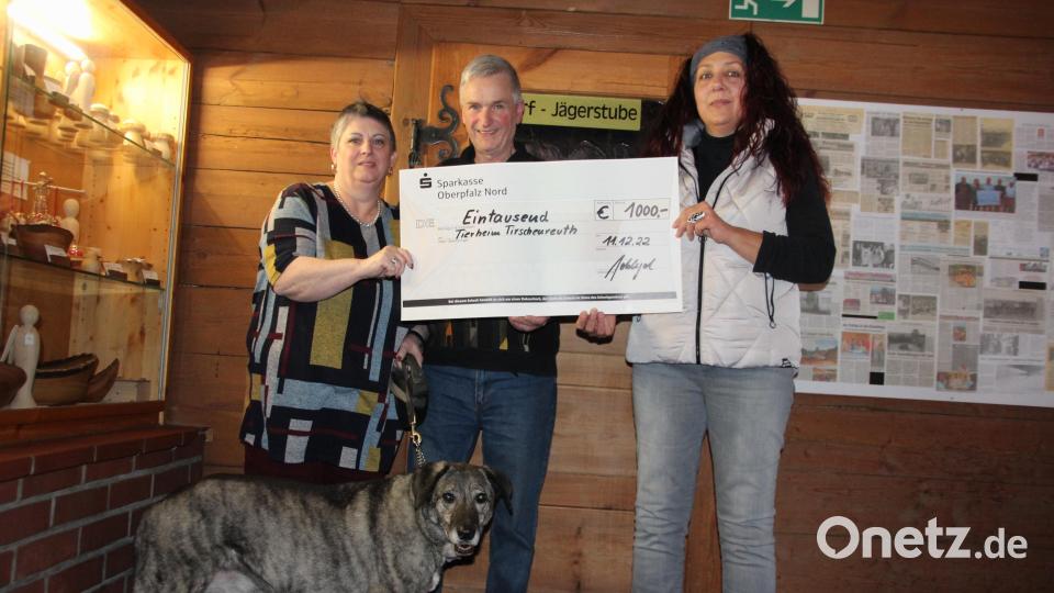 Mit einer Spende von 1000 Euro überraschten Gerda und Werner Schlegel Tierheimleiterin Daniela Riedl (rechst). Mit dabei war auch &quot;Poldi&quot;, den die Schlegels aus dem Tirschenreuther Tierheim haben. Bild: kro