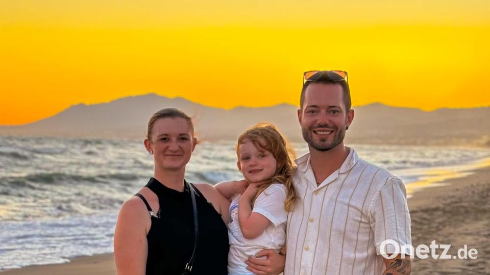 Sabrina, René und Leonie Lang am Strand in ihrer neuen Heimat Südspanien. Weihnachten wird die kleine Familie hier zu dritt verbringen, auch wenn Weihnachtsgefühle bei mildem Wetter kaum aufkommen wollen. Bild: Archiv Familie Lang