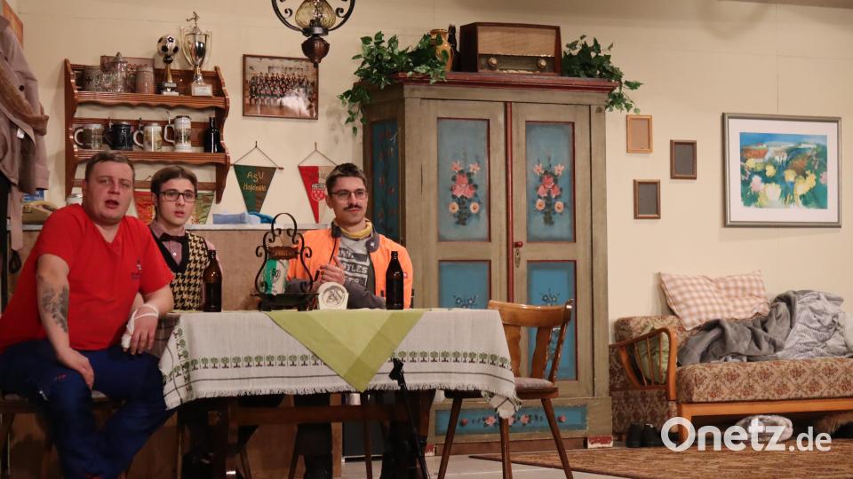 Die Stammgäste Gustav (von links, Marcel Malotta), Charly (Tim Götz) und Harald (Benedikt Hofrichter) sinnieren über die Frauenwelt: Welcher Typ Frau wäre am besten für ihren Freund Charly? Bild: mrr