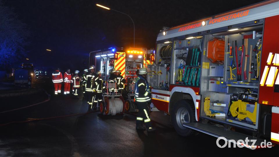 Bei einem Gartenhausbrand am Silvestermorgen rückten 136 Einsatzkräfte von Feuerwehren, BRK und Polizei an. Der Brand war schnell unter Kontrolle. Verletzt wurde niemand. Bild: dob