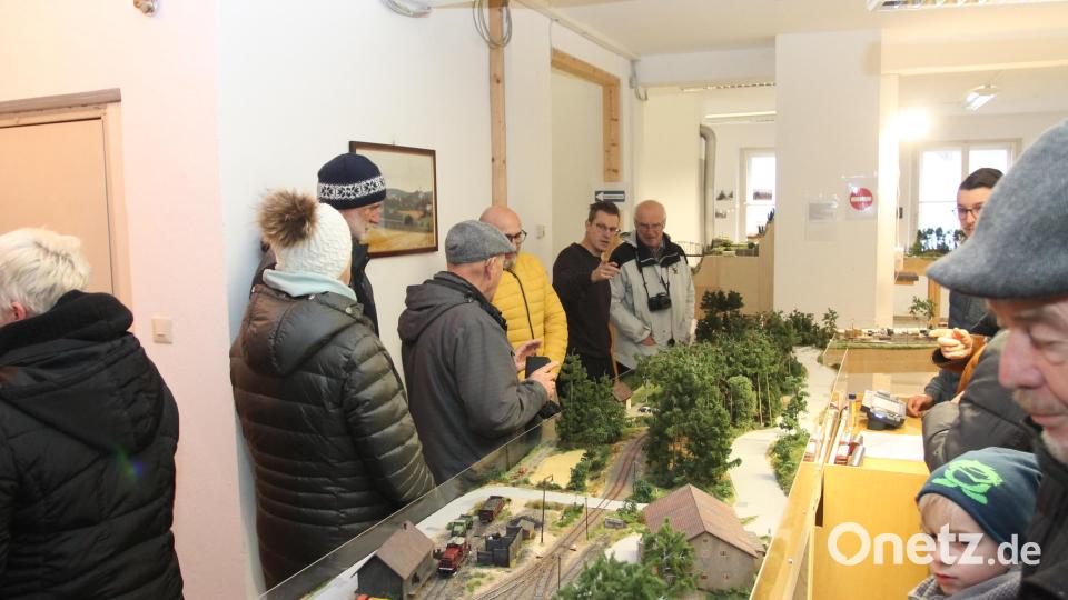 Thomas Sax (linke Seite, Zweiter von rechts) steht den Besuchern gerne als Ansprechpartner zur Verfügung. Bild: pi