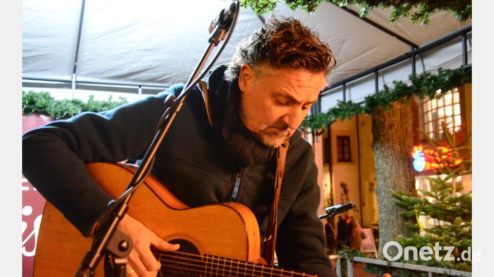 Auf dem Weidener Christkindlmarkt tritt Richie Necker solo auf. Viele kennen ihn von den Gigs mit der Italo-Coverband &quot;I dolci signori&quot;. Bild: Kunz