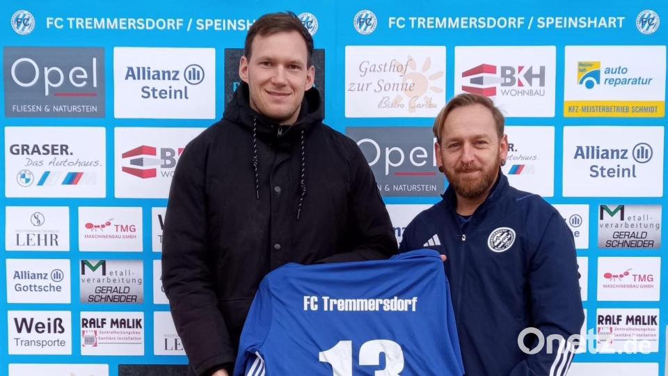 Die 13 als Glückszahl: Sven Kopp (links) wird mit seinem Trikot vom Sportlichen Leiter des FC Tremmersdorf, Florian Schnödt, begrüßt. Bild: Wolfgang Seitz/exb