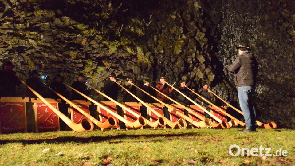 Die "Großkonreuther Alphornbläser" bringen eine alpenländische Atmosphäre in die Bergweihnacht an der Basaltwand. Bild: bey