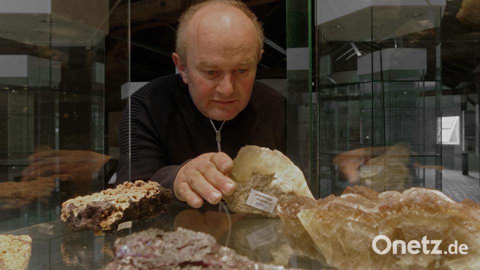 Ferdinand Wagner beim Bestücken einer Vitrine. Bild: tr